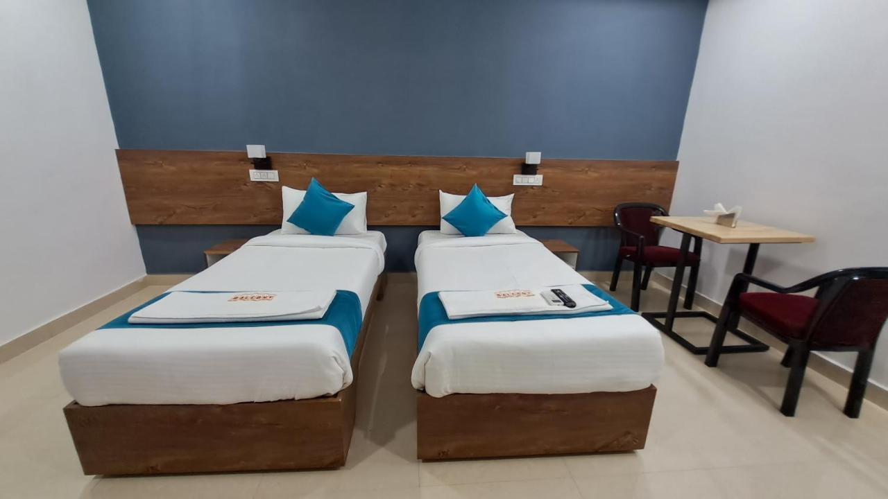 The Balcony Hotel Hyderabad Exterior foto